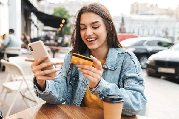 Imagen Una Hermosa Mujer Sonriente Usando Teléfono Celular Sosteniendo Tarjeta — Foto de Stock