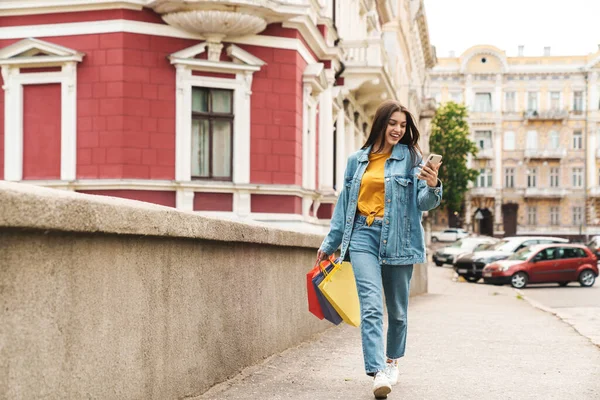 Beeld Van Jonge Gelukkige Vrouw Denim Dragen Met Behulp Van — Stockfoto