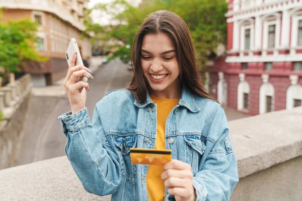 Зображення Молодої Збудженої Жінки Тримає Кредитну Картку Мобільний Телефон Під — стокове фото