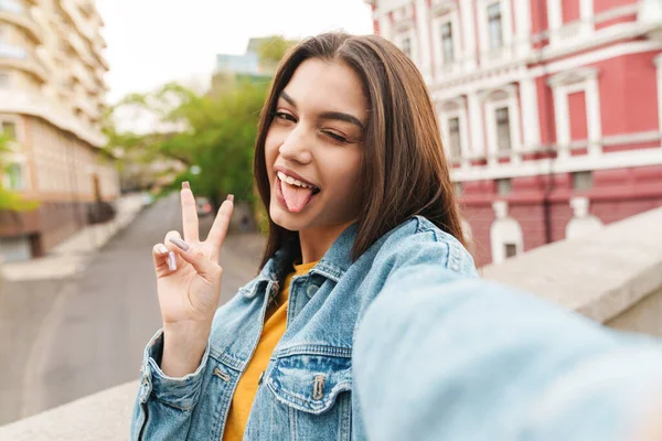 Beeld Van Leuke Vrolijke Vrouw Die Selfie Foto Mobiele Telefoon — Stockfoto