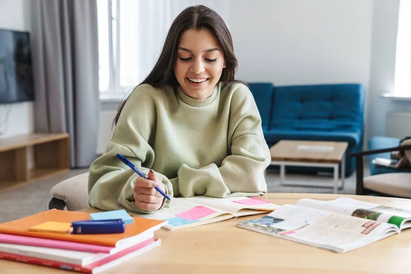 Foto Allegra Bella Studentessa Sorridente Mentre Compiti Soggiorno — Foto Stock