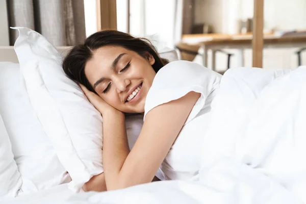 Foto Mulher Morena Bonita Camiseta Básica Sorrindo Enquanto Estava Deitada — Fotografia de Stock