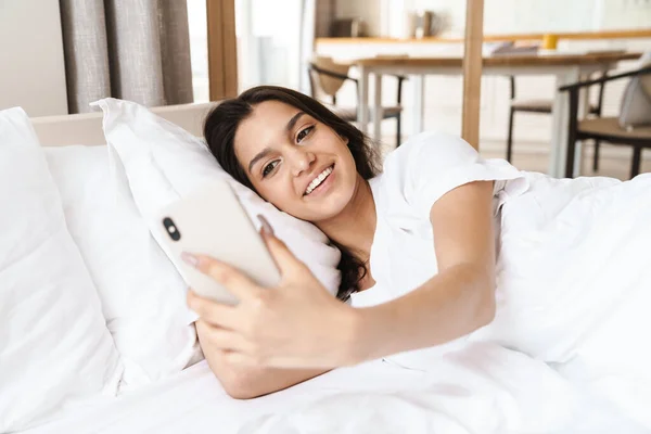 Foto Una Mujer Bastante Sonriente Tomando Selfie Teléfono Inteligente Mientras —  Fotos de Stock