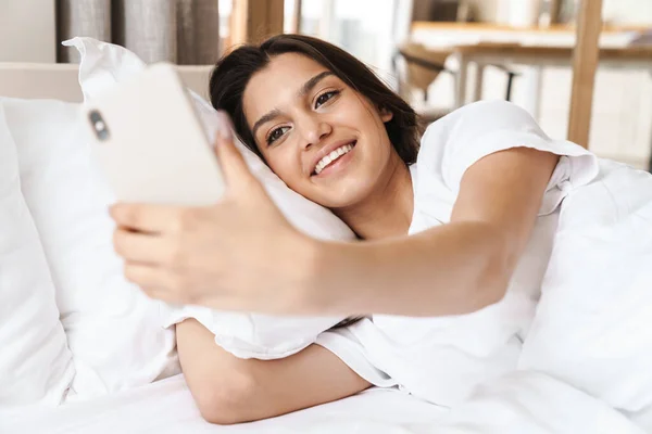 Foto Una Mujer Bastante Sonriente Tomando Selfie Teléfono Inteligente Mientras — Foto de Stock