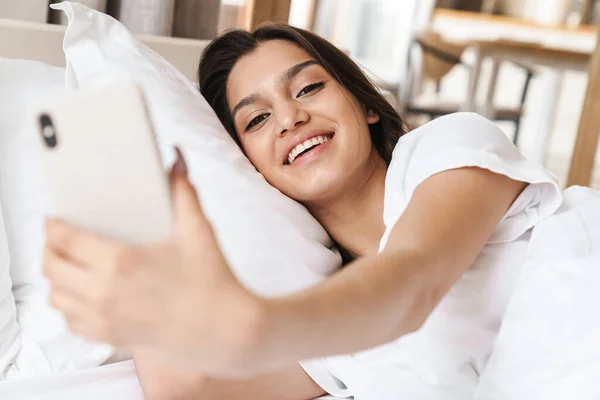 Foto Mujer Alegre Sonriendo Tomando Foto Selfie Teléfono Celular Mientras —  Fotos de Stock