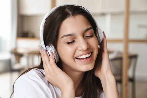 Foto Una Bella Donna Sorridente Che Usa Cuffie Senza Fili — Foto Stock