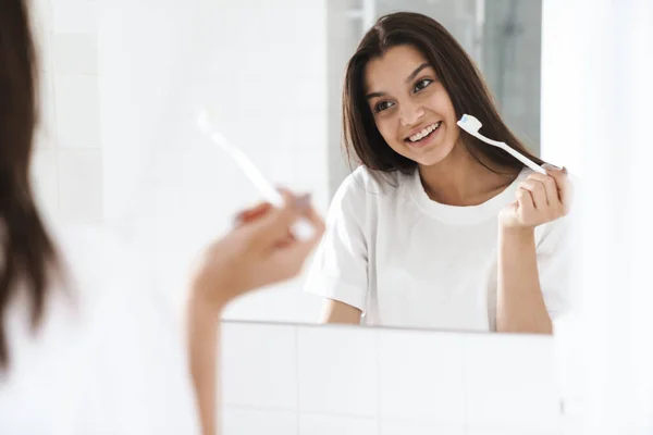 Photo Cheerful Nice Woman Smiling Cleaning Teethes While Looking Mirror — Stock Photo, Image