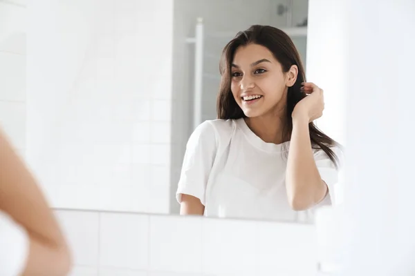 Foto Una Mujer Alegre Agradable Con Pelo Moreno Sonriendo Mientras —  Fotos de Stock