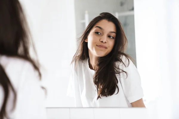 Foto Una Mujer Alegre Agradable Con Pelo Moreno Sonriendo Mientras —  Fotos de Stock