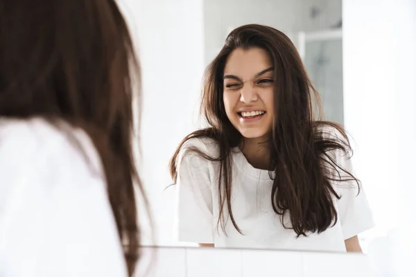 Foto Una Mujer Alegre Agradable Con Pelo Moreno Sonriendo Guiñando —  Fotos de Stock