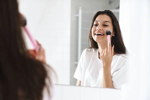 Foto Mulher Agradável Feliz Sorrindo Usando Escova Enquanto Olha Para — Fotografia de Stock