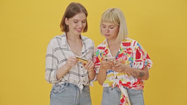 Δύο Χαρούμενες Όμορφες Γυναίκες Ψωνίζουν Online Smartphone Και Πιστωτική Κάρτα — Αρχείο Βίντεο