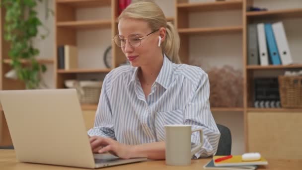 Beautiful Young Blonde Businesswoman Earbuds Typing Something Her Laptop Computer — Stock Video