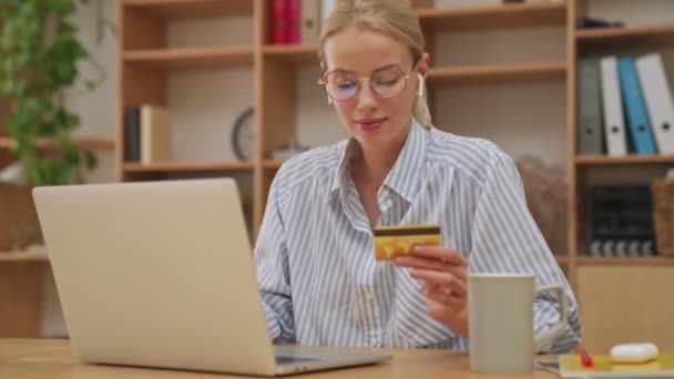 Attractive Young Blonde Businesswoman Earbuds Holding Credit Card While Using — Stock Video