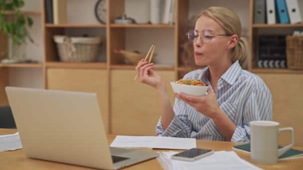 Attractive Young Blonde Businesswoman Eating Her Dinner Sitting Office — Stock Video