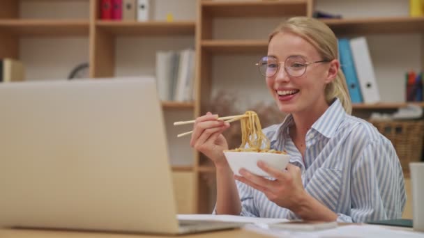 Leende Ung Blond Affärskvinna Äter Sin Middag Medan Hon Tittar — Stockvideo