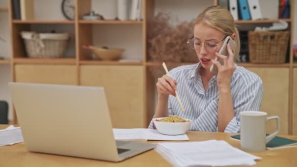 Krásná Krásná Mladá Blondýnka Brýlemi Večeři Zatímco Mluví Telefonu Sedí — Stock video