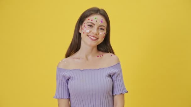 Uma Linda Menina Moda Com Maquiagem Engraçada Adesivos Rosto Está — Vídeo de Stock