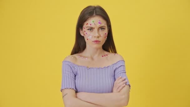 Una Joven Seria Con Maquillaje Moda Pegatinas Cara Dice Mientras — Vídeos de Stock