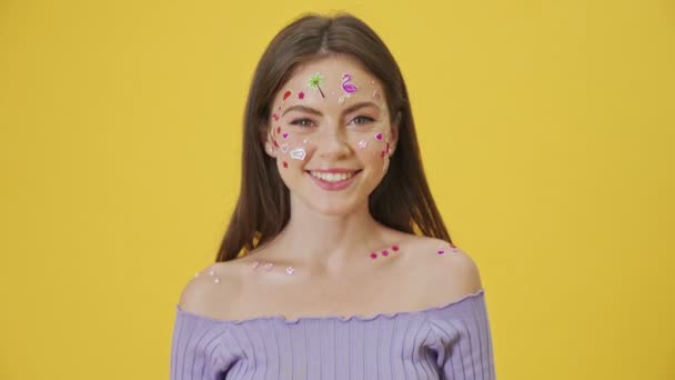 Härlig Ung Flicka Med Mode Makeup Och Klistermärken Ansiktet Skickar — Stockvideo