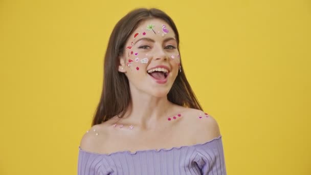 Una Joven Feliz Con Maquillaje Moda Pegatinas Cara Está Guiñando — Vídeos de Stock