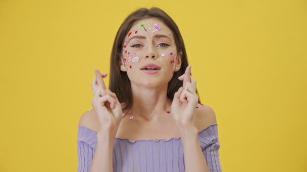 Vacker Ung Flicka Med Mode Makeup Och Klistermärken Ansiktet Gör — Stockvideo