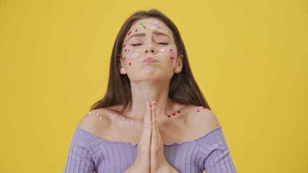 Attraktiv Ung Flicka Med Mode Makeup Och Klistermärken Ansiktet Ber — Stockvideo