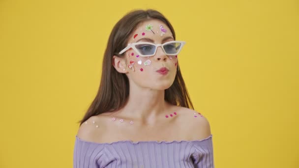 Sakin Kendine Güvenen Makyajlı Yüzünde Çıkartmalar Olan Genç Bir Kız — Stok video
