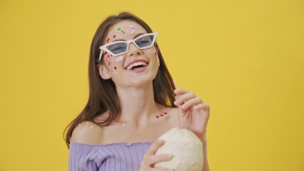 Una Joven Sonriente Con Maquillaje Moda Pegatinas Cara Sostiene Cóctel — Vídeos de Stock