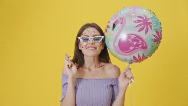 Положительная Молодая Девушка Модным Макияжем Косынками Лице Загадывая Желание Поднимает — стоковое видео