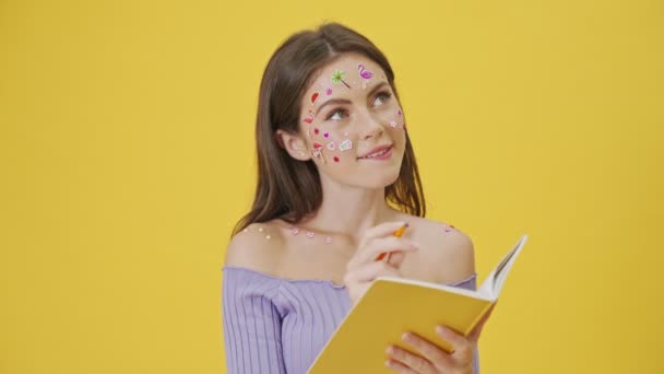 Uma Menina Sonhando Satisfeito Com Maquiagem Moda Adesivos Rosto Está — Vídeo de Stock