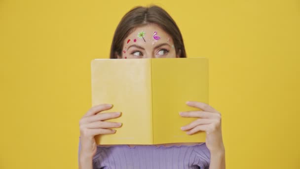 Una Joven Alegre Con Maquillaje Moda Pegatinas Cara Sostiene Cuaderno — Vídeo de stock