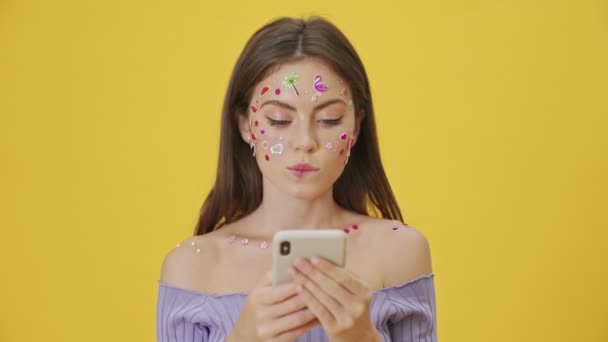 Una Joven Feliz Con Maquillaje Moda Pegatinas Cara Está Utilizando — Vídeos de Stock