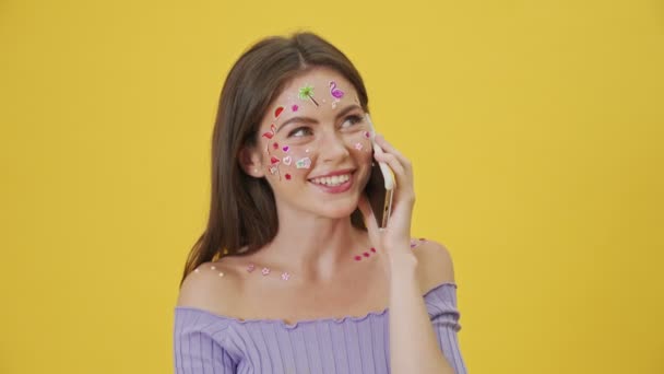 Una Joven Sonriente Con Maquillaje Moda Pegatinas Cara Está Hablando — Vídeos de Stock