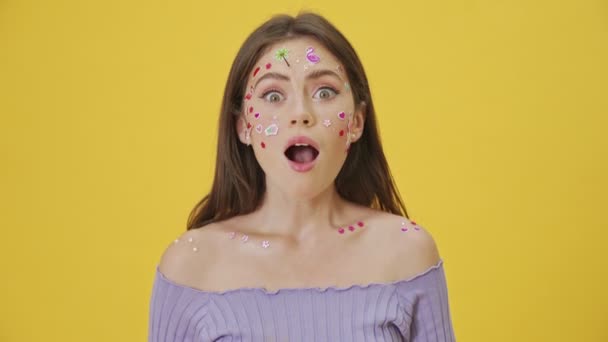 Egy Meglepő Fiatal Lány Divat Smink Matricák Arcon Mutatja Érzelmeit — Stock videók