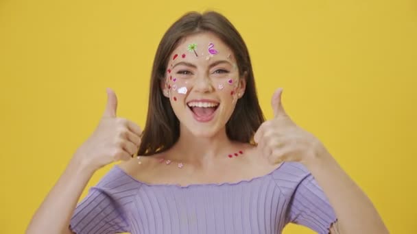 Una Joven Feliz Con Maquillaje Moda Pegatinas Cara Está Mostrando — Vídeos de Stock