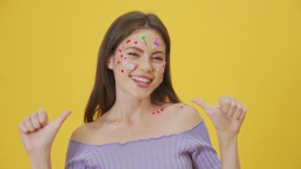 Una Joven Feliz Confiada Con Maquillaje Moda Pegatinas Cara Muestra — Vídeos de Stock