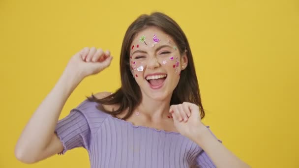 Веселая Молодая Девушка Модным Макияжем Наклейками Лице Танцует Стоя Изолированно — стоковое видео