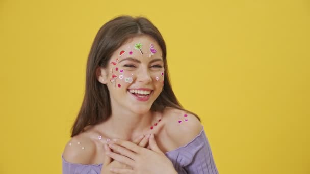 Una Hermosa Joven Con Maquillaje Moda Pegatinas Cara Ríe Pie — Vídeos de Stock