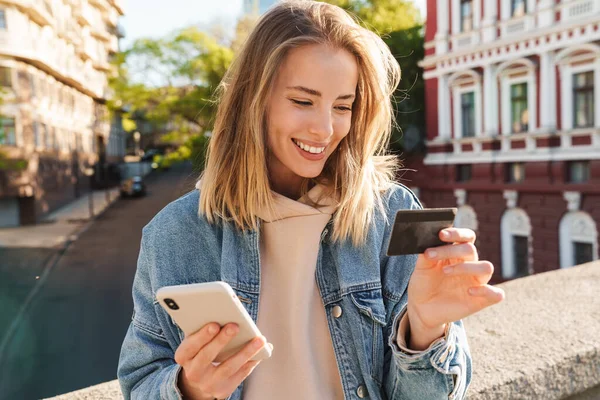 Glada Unga Blonda Flicka Shopping Online Med Mobiltelefon Och Kreditkort — Stockfoto