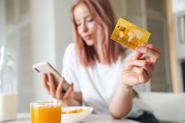 Beyaz Mutfakta Kahvaltı Ederken Elinde Kredi Kartı Cep Telefonu Olan — Stok fotoğraf