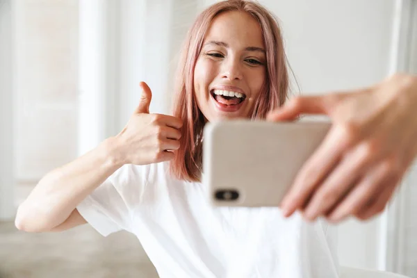 Joyeux Jeune Fille Prenant Selfie Intérieur Pouces Levés — Photo