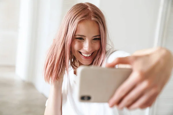 Φωτογραφία Καυκάσιας Ενθουσιασμένης Γυναίκας Ροζ Μαλλιά Χαμογελώντας Και Βγάζοντας Selfie — Φωτογραφία Αρχείου