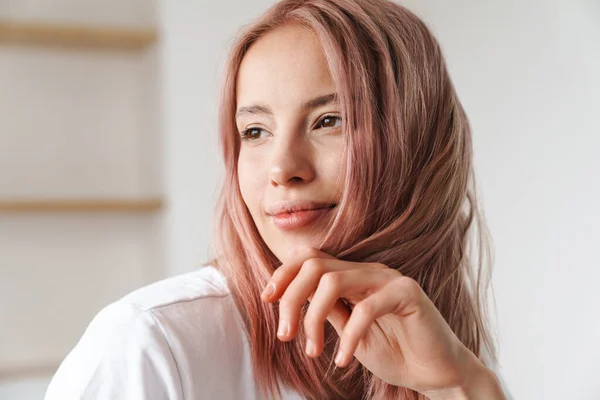 Bild Nahaufnahme Einer Zufriedenen Attraktiven Frau Mit Rosa Haaren Die — Stockfoto