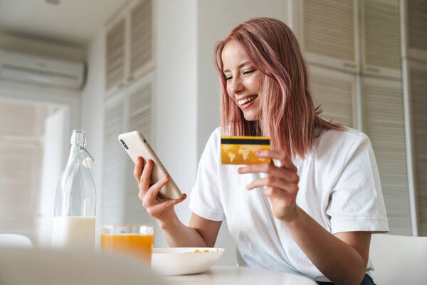 Photo Young Smiling Woman Holding Credit Card Cellphone While Having Stock Picture