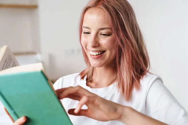 Imagen Alegre Mujer Bonita Con Libro Lectura Pelo Rosa Sonriendo —  Fotos de Stock