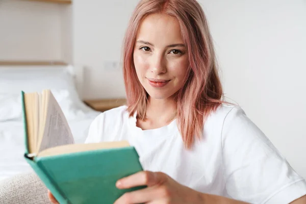 Imagen Hermosa Mujer Complacida Con Libro Lectura Pelo Rosa Sonriendo — Foto de Stock