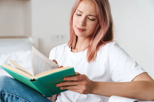 Imagem Mulher Bonita Focada Com Cabelo Rosa Leitura Livro Pensamento — Fotografia de Stock