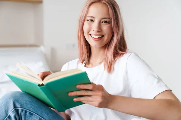 Εικόνα Της Χαρούμενης Όμορφης Γυναίκας Ροζ Βιβλίο Ανάγνωσης Μαλλιών Και — Φωτογραφία Αρχείου