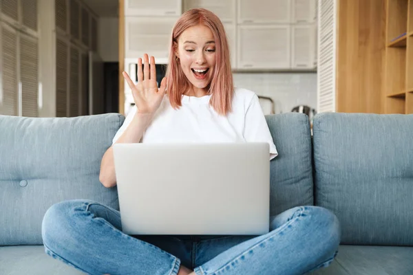 Bild Der Schönen Aufgeregten Frau Mit Laptop Und Winkender Hand — Stockfoto